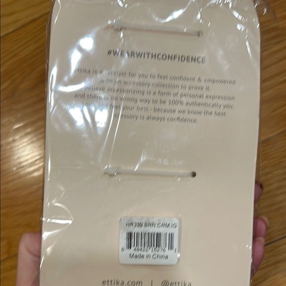 - Set of Neutral Hair Clips - Picture 3 of 3